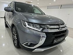 Mitsubishi Outlander 2.4 CVT AWD Sunroof Facelift 2016 Grey Rear Entertainment 