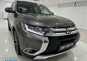 Mitsubishi Outlander 2.4 CVT 4WD Sunroof Facelift 2016 Brown Rear Entertaiment